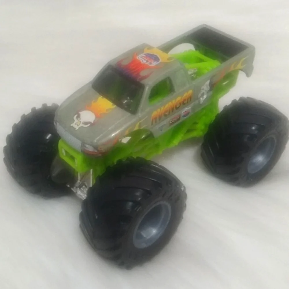 HTF! Avenger Monster Truck W Neon Green Frame Scale 1/64